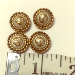 Gucci pearl button